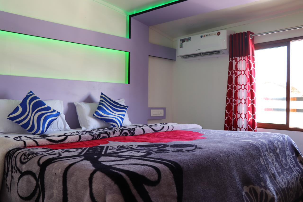 Friends Cruise, Nightstay Houseboat