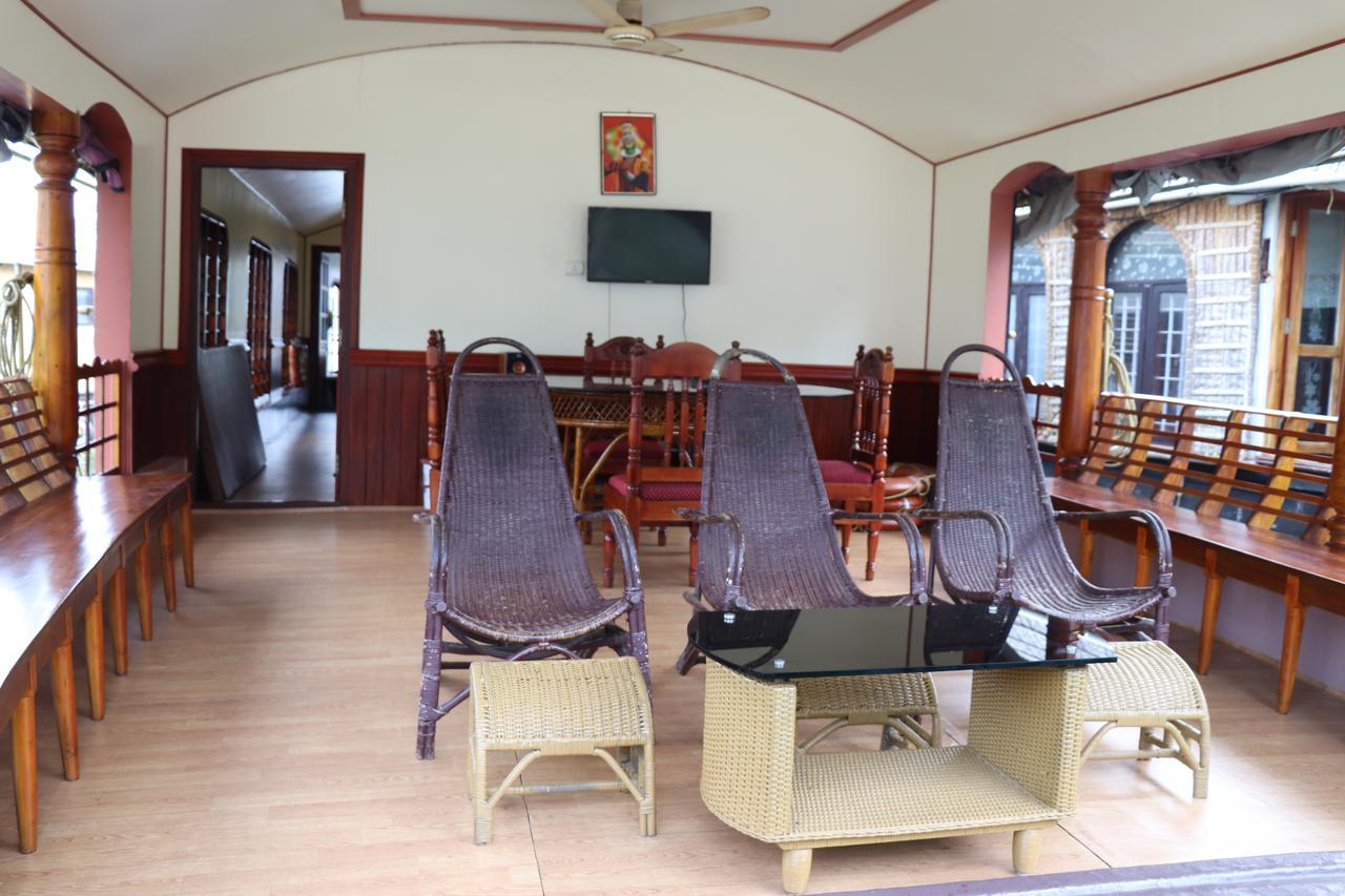 Friends Cruise, Nightstay Houseboat