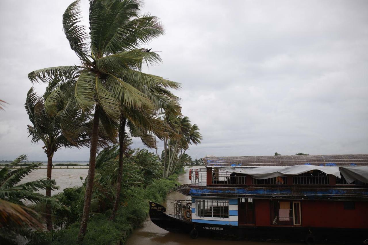 Friends Cruise, Nightstay Houseboat