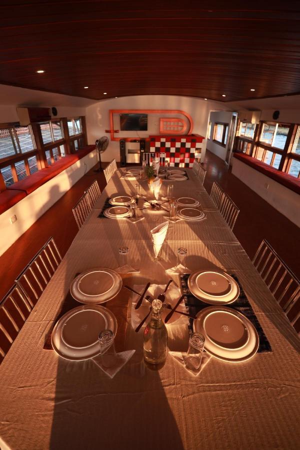 Friends Cruise, Nightstay Houseboat Botel