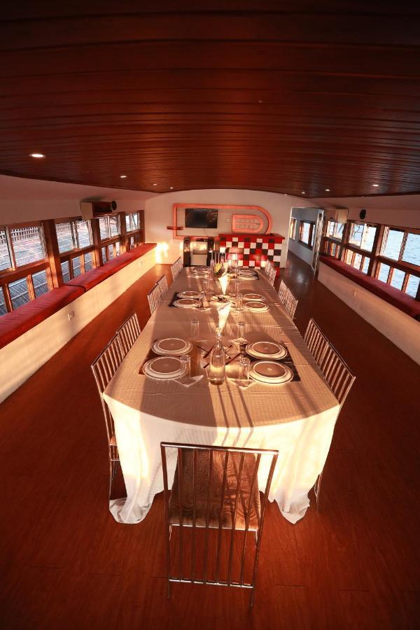 Friends Cruise, Nightstay Houseboat