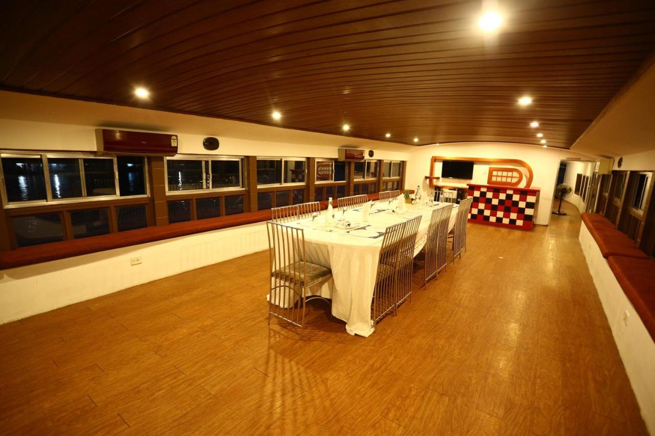 Friends Cruise, Nightstay Houseboat *