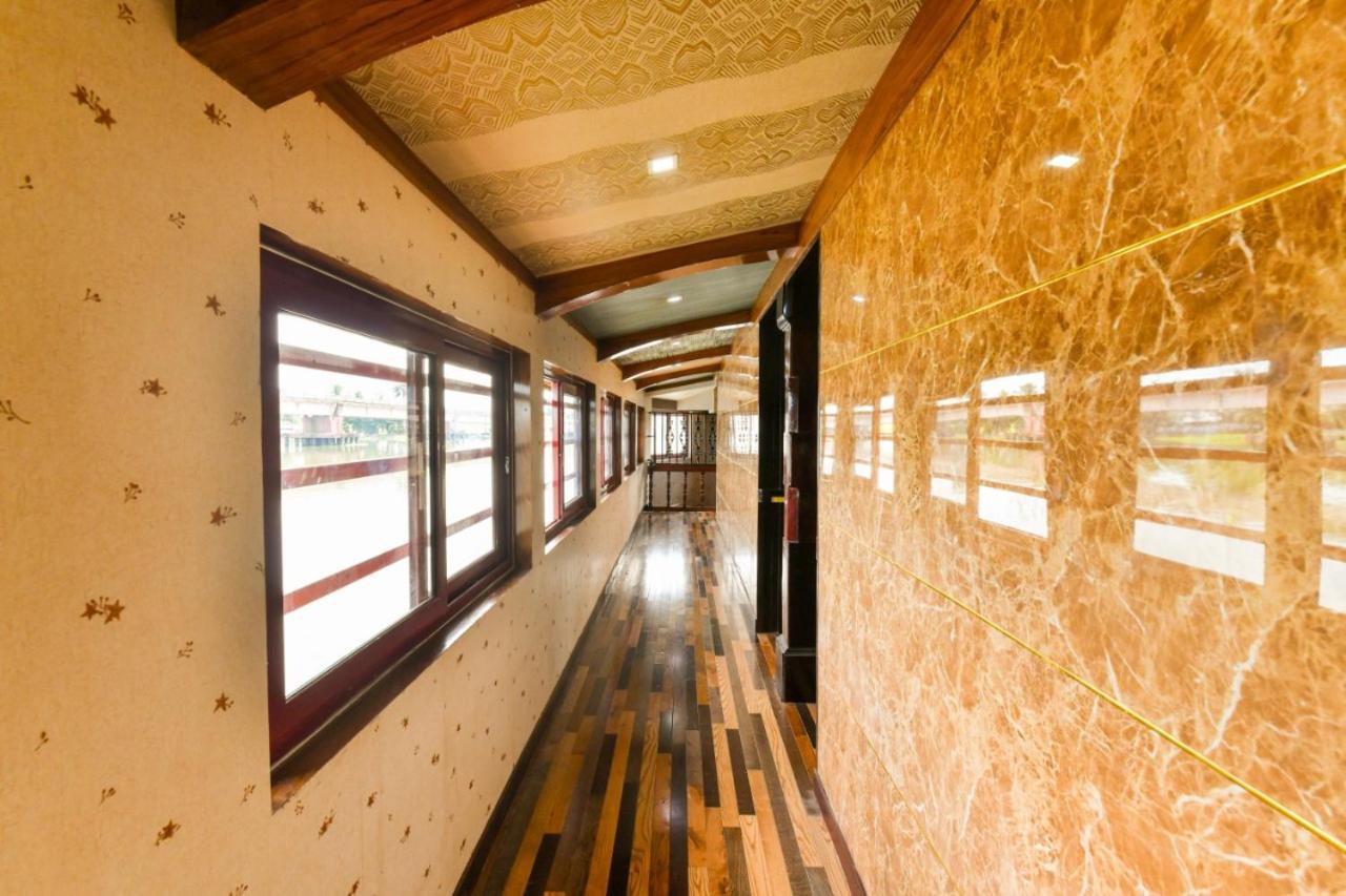 Friends Cruise, Nightstay Houseboat Botel Alappuzha