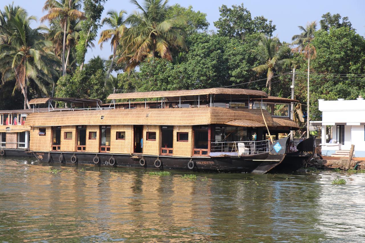 Friends Cruise, Nightstay Houseboat *