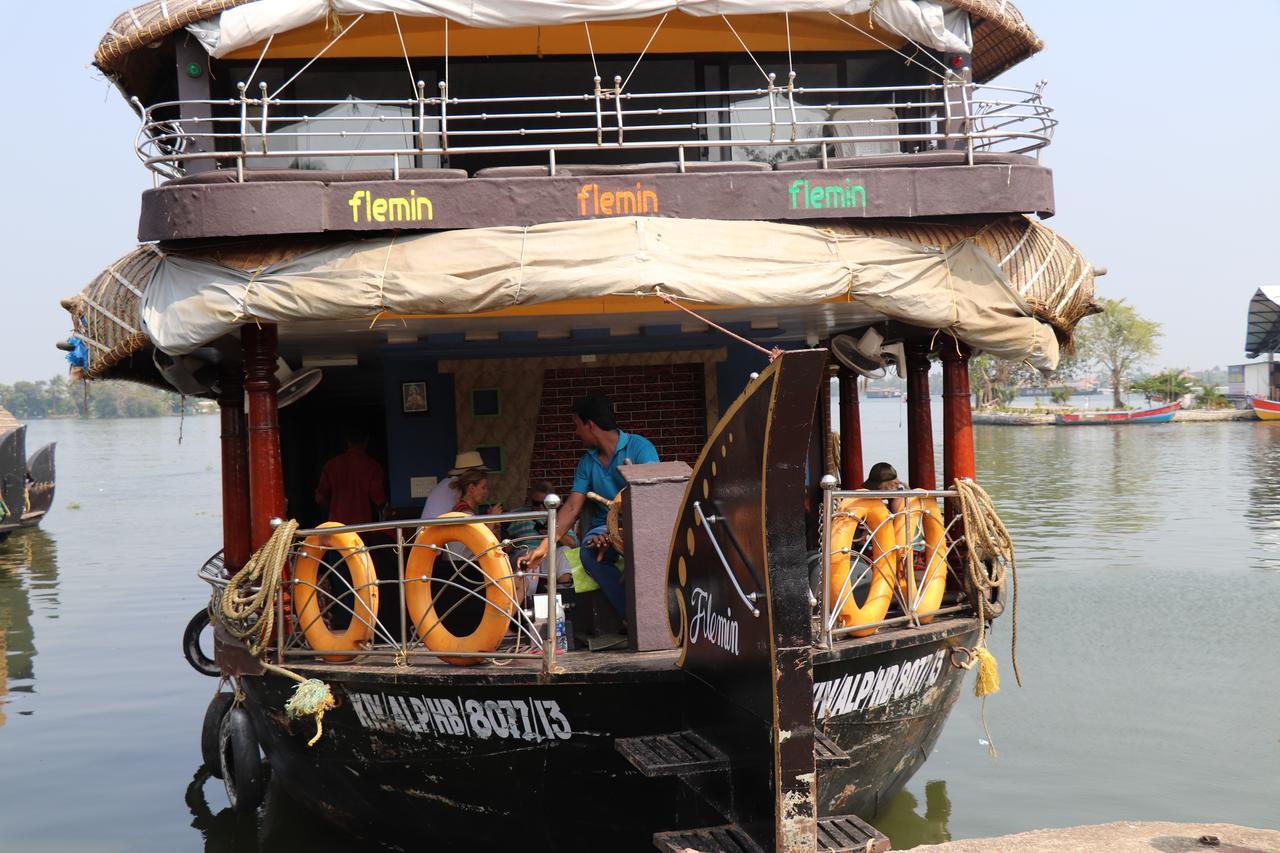 Friends Cruise, Nightstay Houseboat *