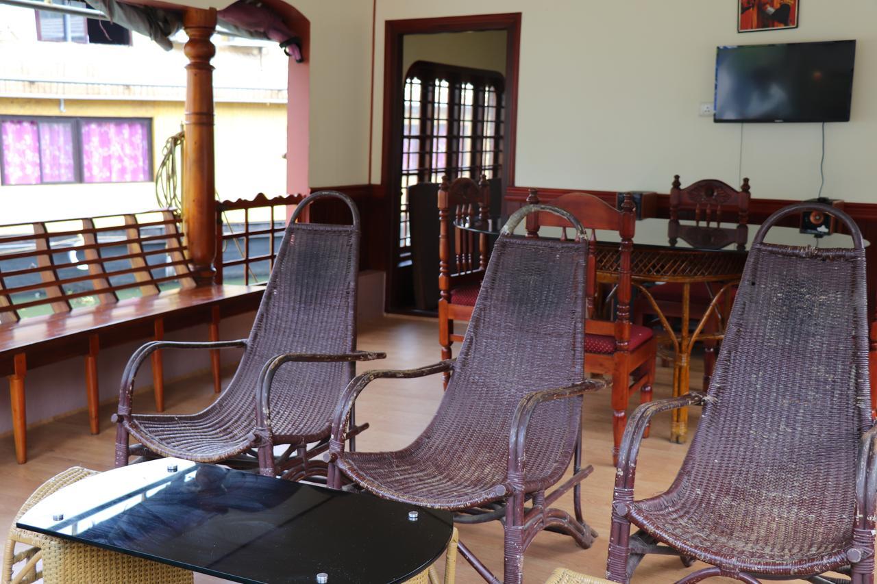 Friends Cruise, Nightstay Houseboat Botel Alappuzha