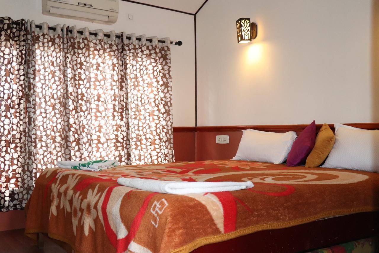 Friends Cruise, Nightstay Houseboat Botel Alappuzha
