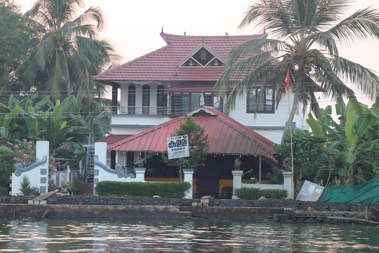 Friends Cruise, Nightstay Houseboat Botel