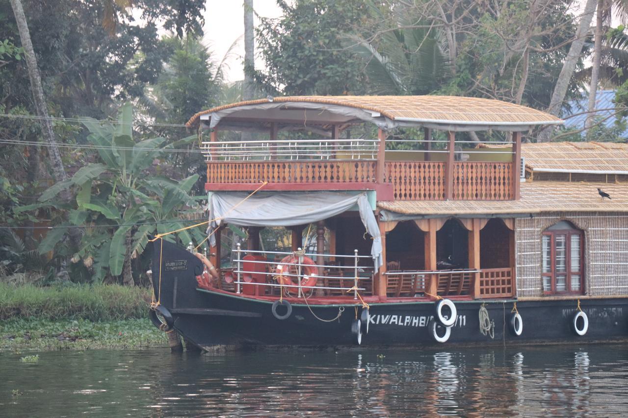 Friends Cruise, Nightstay Houseboat *