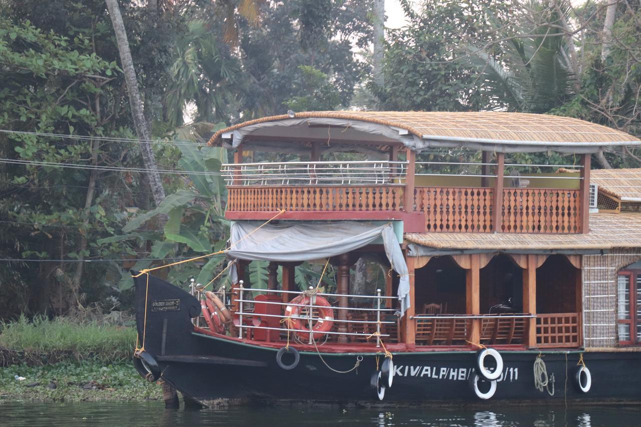 Friends Cruise, Nightstay Houseboat *