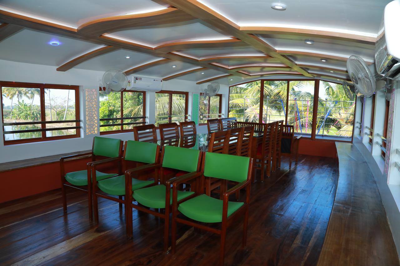 Friends Cruise, Nightstay Houseboat Botel *