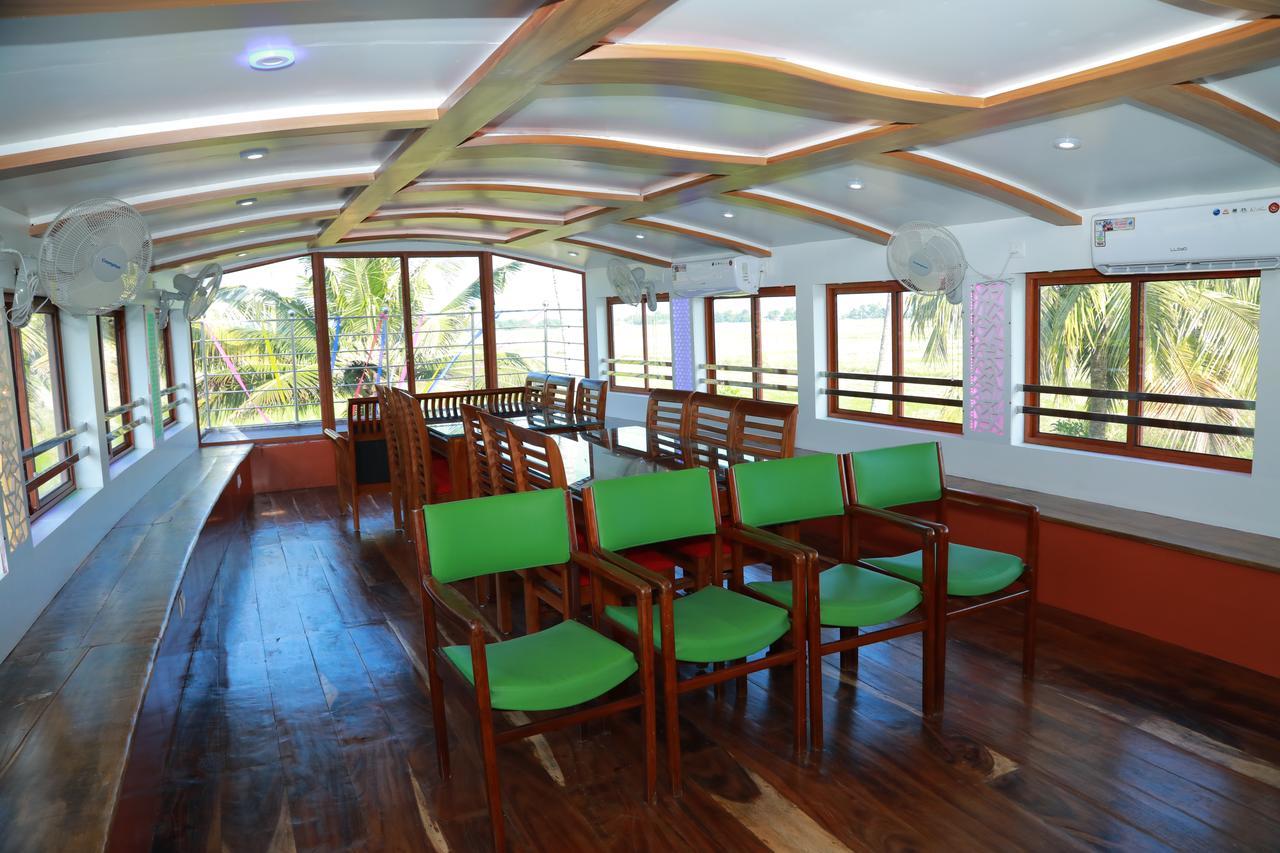 Friends Cruise, Nightstay Houseboat Botel
