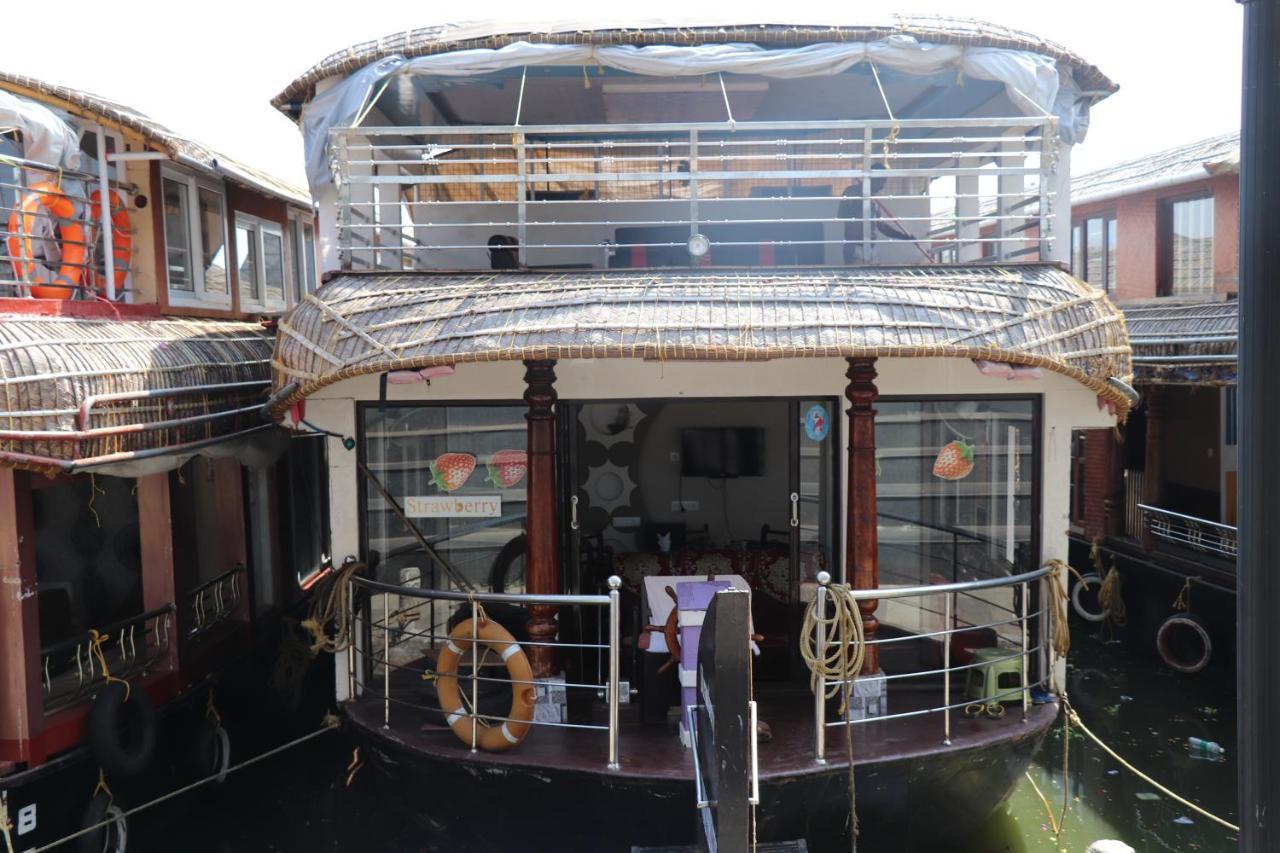 Friends Cruise, Nightstay Houseboat *