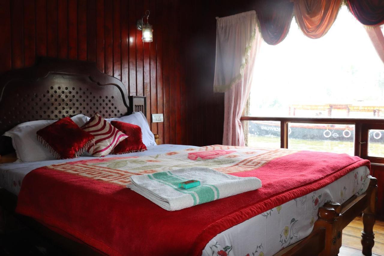 Friends Cruise, Nightstay Houseboat *
