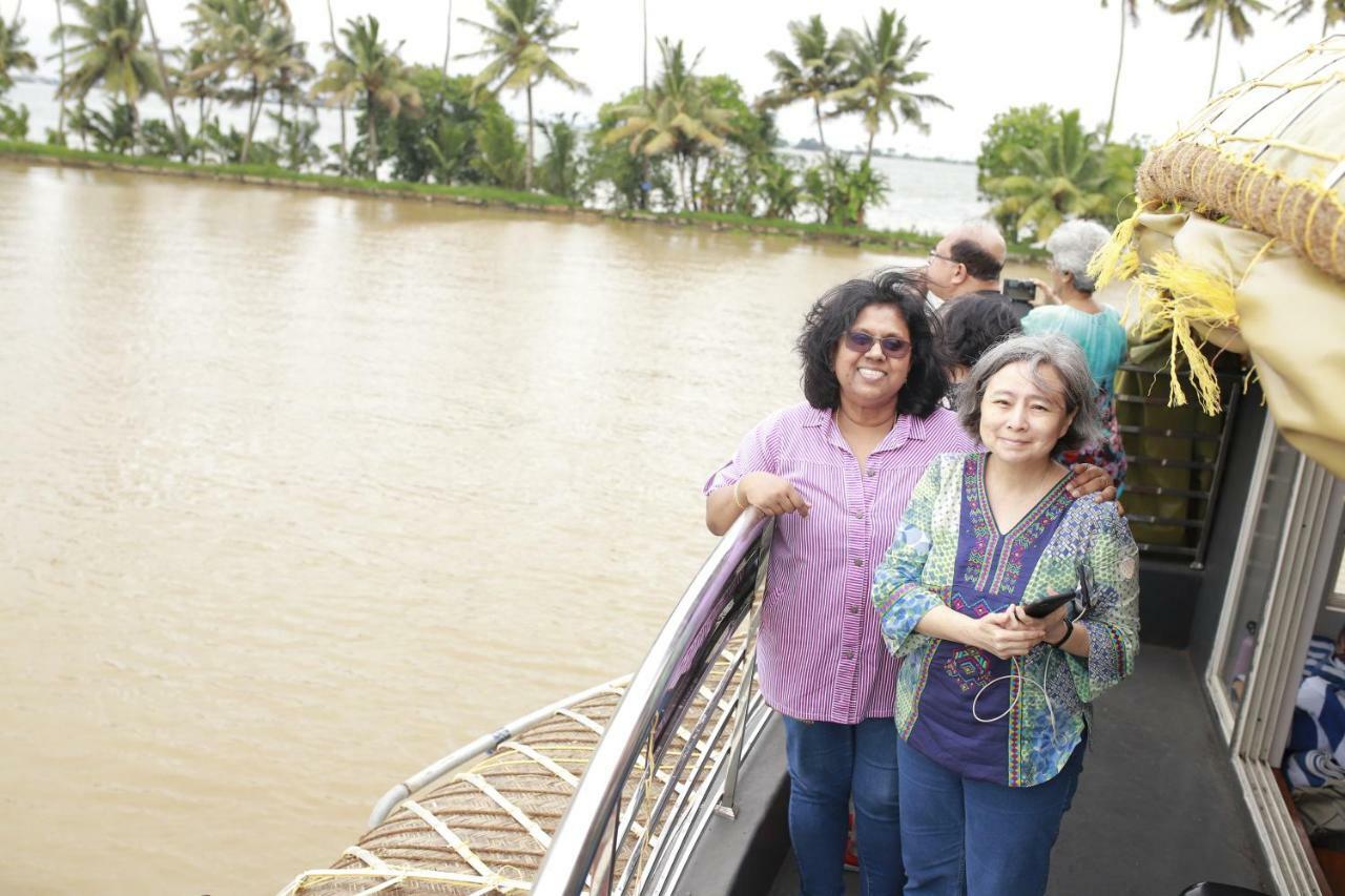 Friends Cruise, Nightstay Houseboat Botel